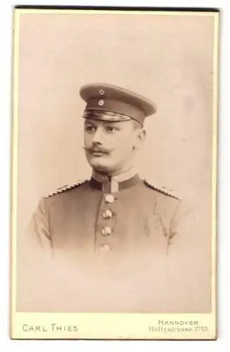 Fotografie Carl Thies, Hannover, Höltystrasse 13, Junger Einjährig-Freiwilliger Uffz. in Uniform mit markantem Schnäuzer