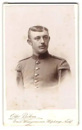 Fotografie Otto Böhm, Passau, Heilige Geiststr. 379, Militärmusiker Joseph Stachhuber in Uniform mit Schwalbennestern