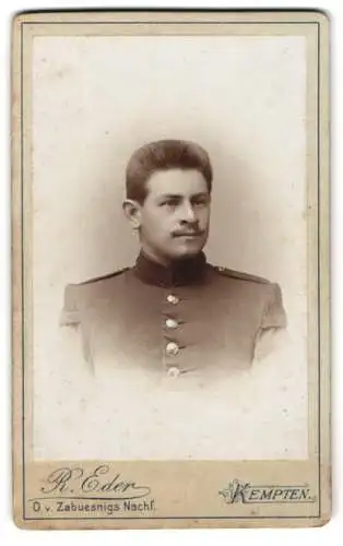 Fotografie R. Eder, Kempten, Junger Militärmusiker in Uniform mit Schwalbennestern