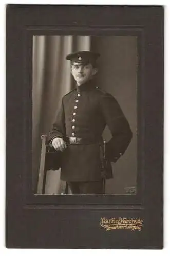 Fotografie Martin Herzfelde, Dresden, Pragerstr. 7, Junger sächsischer Soldat des 12. Regiments in Uniform