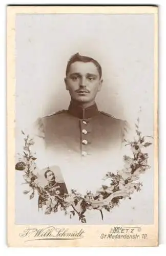 Fotografie F. Wilh. Schmidt, Metz, Junger Militärmusiker in Uniform Rgt. 8, im Passepartout Portrait Kaiser Wilhelm II.