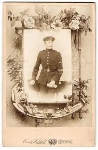 Fotografie Ernst Hentschel, Doebeln, Bahnhofstr. 6, Junger Soldat in Uniform mit Bajonett, im Passepartout mit Hufeisen