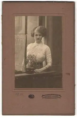 Fotografie Hoffmann & Jursch, Leipzig, Frau mit voluminösem Haar am Fenster, Studiokulisse