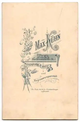 Fotografie Max Kühn, Kiel, Holtenauerstr. 31, Junger Mann im Anzug mit Schnurrbart, florales Passepartout