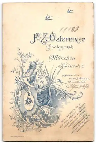 Fotografie F. X. Ostermayr, München, Karlsplatz 6, Ein Hochzeitspaar in Brautkleid und Anzug in einem Studio, Zylinder