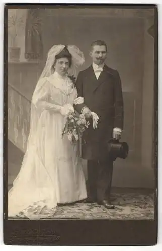 Fotografie Klinkhardt & Eysser, Dresden, Pragerstr. 26, Bürgerliches Ehepaar in Hochzeitskleidung im Studio