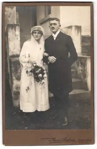 Fotografie Max Andrä, Lengefeld i. Erzgeb., Bürgerliches Brautpaar vor ihrem Haus, die Frau im weissen Hochzeitskleid