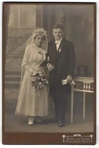 Fotografie Max v. d. Tann, Thalheim i. Erzg., Friedrichstr. 32, Bürgerliches Ehepaar in Hochzeitsgarderobe im Studio