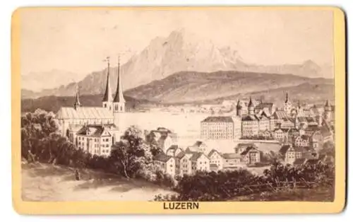 Fotografie unbekannter Fotograf, Ansicht Luzern, Gesamtansicht gegen das Bergmassiv, nach Gemälde