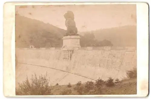 Fotografie unbekannter Fotograf, Ansicht Verviers, Die Talsperre der Gileppe mit Löwenstatue