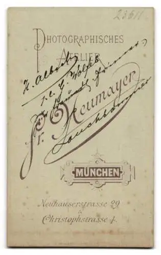 Fotografie Fr. Neumayer, München, Neuhauserstrasse 29, Portrait eines eleganten Herrn mit Hut