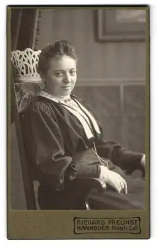 Fotografie Richard Freundt, Hannover, Feldstrasse 2a, sitzende junge Frau in elegantem Kleid