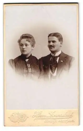 Fotografie Herm. Zernsdorf, Belzig, Marktplatz, Portrait eines eleganten Paares