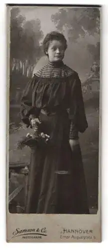 Fotografie Samson & Co., Hannover, Ernst Augustplatz 5, Portrait einer jungen Frau mit einem Blumenkorb