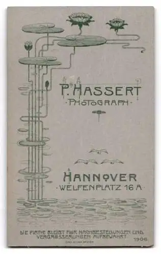 Fotografie Paul Hassert, Hannover, Welfenplatz 16 A, Kleinkind auf einem Stuhl