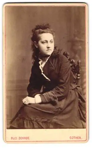 Fotografie Rudolph Schade, Cöthen, An der Promenade No. 8, Dame in eleganter Pose