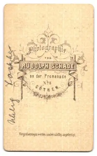 Fotografie Rudolph Schade, Cöthen, An der Promenade No. 8, Dame in eleganter Pose