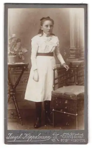 Fotografie Joseph Köppelmann, Arnsberg, Junges Mädchen in weissem Kleid