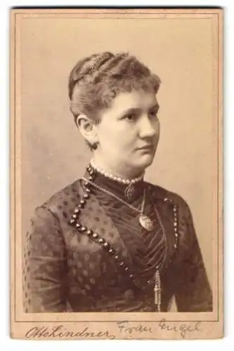 Fotografie Otto Lindner, Berlin, König Str. 30, Portrait einer Dame in hochgeschlossenem Kleid