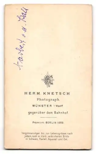 Fotografie Herm. Knetsch, Münster i. Westf., Sitzendes Kleinkind in weissem Kleid