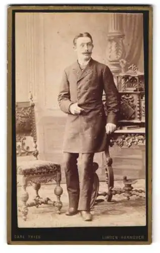 Fotografie Carl Thies, Linden-Hannover, Deisterstrasse 1, Eleganter Herr in gehobener Pose