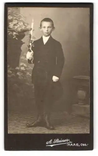 Fotografie A. Steiner, Haag /Obb., Junge mit Kerze in feierlicher Kleidung