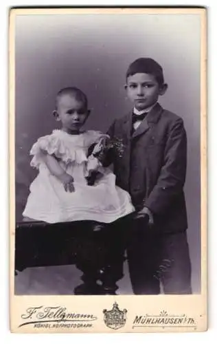 Fotografie F. Tellemann, Mühlhausen i.Th., Junge im Anzug mit kleinem Geschwisterkind