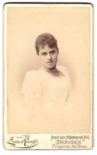 Fotografie Erwin Raupp, Dresden, Pragerstr. 34, Portrait einer Frau im weissen Kleid