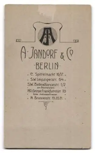 Fotografie A. Jandorf & Co., Berlin, Spittelmarkt 16 /17, Frau in viktorianischem Kleid mit Tisch