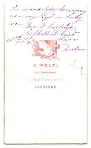 Fotografie O. Welti, Lausanne, Rue St Francois 20, Porträt einer Dame neben einem verzierten Stuhl