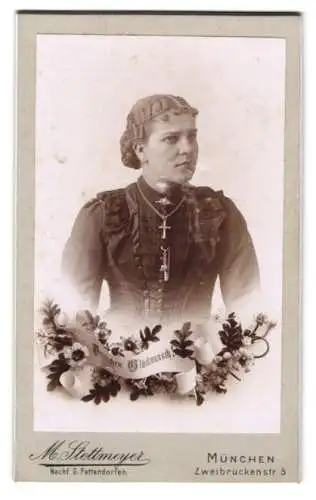 Fotografie M. Stettmeyer, München, Zweibrückenstr. 5, Portrait einer Frau mit Blumenschmuck