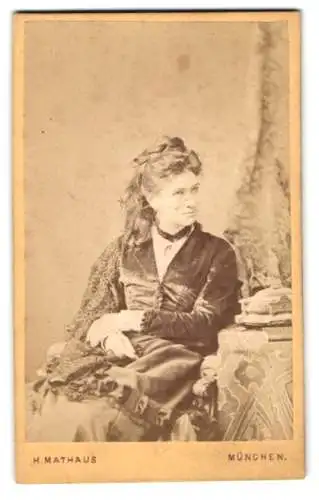 Fotografie H. Mathaus, München, Maximilianstr. 13, Porträt einer sitzenden Dame in elegantem Kleid