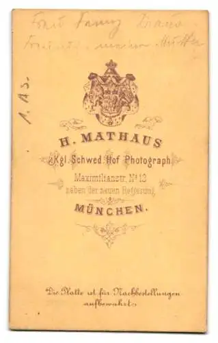 Fotografie H. Mathaus, München, Maximilianstr. 13, Porträt einer sitzenden Dame in elegantem Kleid