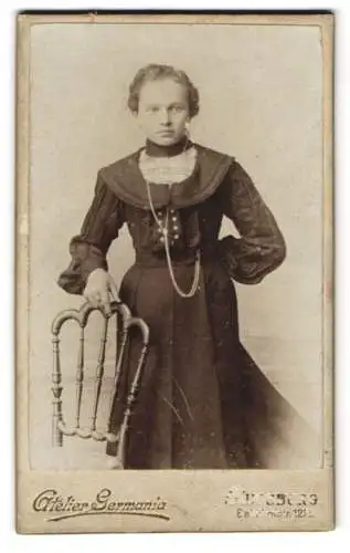 Fotografie Atelier Germania, Augsburg, Bahnhofstrasse 121, Porträt einer Dame mit Stuhl