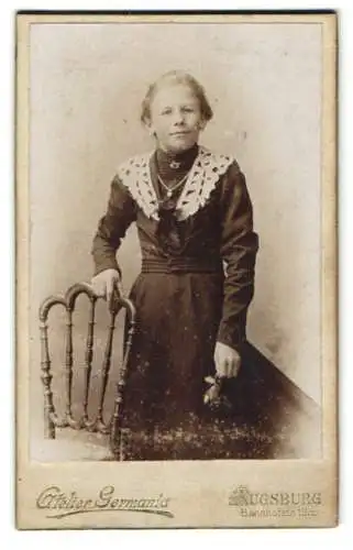 Fotografie Atelier Germania, Augsburg, Bahnhofstrasse 12¼, Frau in dunklem Kleid mit Spitzenkragen