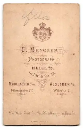 Fotografie F. Benckert, Mühlhausen i/Th., Kiliansgraben 77a, Porträt eines Kleinkindes in einem eleganten Kleid