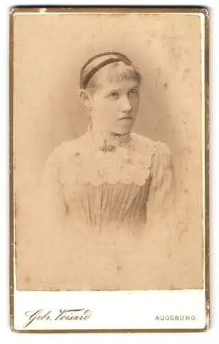 Fotografie Gebr. Voisard, Augsburg, Fuggerstrasse, Portrait einer jungen Frau