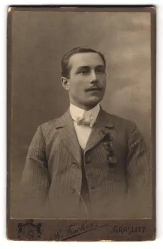 Fotografie R. Fischer, Graslitz, Flachsleitgasse, Portrait eines jungen Mannes im gestreiften Anzug