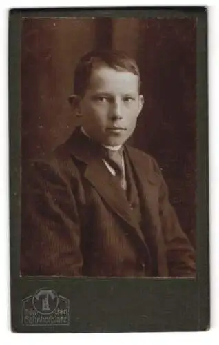 Fotografie Hermann Tietz, München, Bahnhofsplatz, Porträt eines jungen Mannes