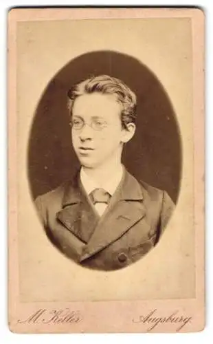 Fotografie M. Keller, Augsburg, Zeuggasse 226b, Porträt eines jungen Mannes mit Brille