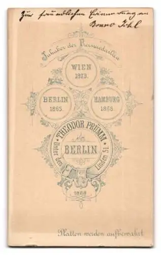 Fotografie Theodor Prümm, Berlin, Unter den Linden 51, Junge in Anzug mit Buch