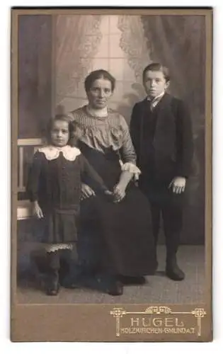 Fotografie Fritz Hugel, Holzkirchen, Nächst dem Bahnhof, Mutter mit zwei Kindern