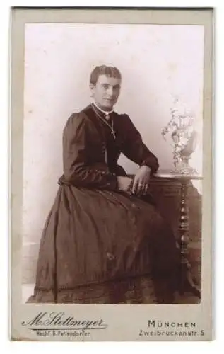 Fotografie M. Stettmeyer, München, Zweibrückenstr. 5, Portrait einer Frau in dunklem Kleid