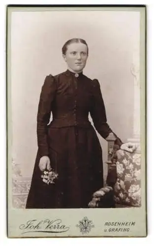 Fotografie Joh. Verra, Rosenheim, Frühlingstr. 10, Frau in dunklem Kleid mit Blumenstrauss