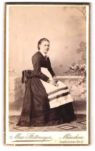 Fotografie Max Stettmeyer, München, Zweibrücken-Str. 5, Sitzende Dame in traditioneller Kleidung