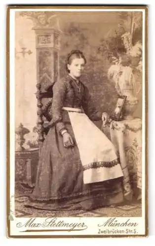 Fotografie Max Stettmeyer, München, Zweibrücken-Strasse 5, Junge Frau im eleganten Kleid sitzend