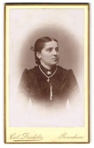 Fotografie Carl Drechsler, Rosenheim, Stollstrasse 8, Portrait einer eleganten Dame in dunkler Kleidung