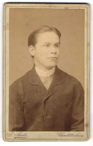 Fotografie Ernst Thiele, Charlottenburg, Berliner Strasse 80, Portrait eines jungen Mannes