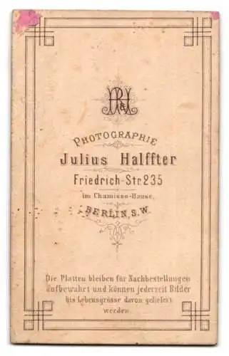 Fotografie Julius Hallfter, Berlin, Friedrich-Str. 235, Porträt einer Frau mit Fächer