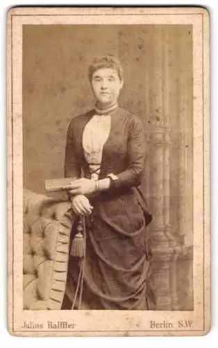 Fotografie Julius Halffter, Berlin, Friedrich-Str. 235, Stehende Frau mit Buch